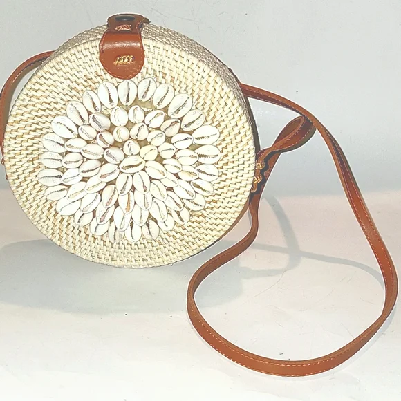 HANDWOVEN RATTAN/RAFFIA & COWRIE SHELL CIRCLE CROSSBODY/SHOULDER BAG - Picture 1 of 10